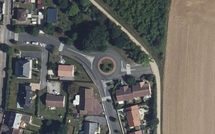 Vue aérienne du Rond-point anonyme n°202277636
