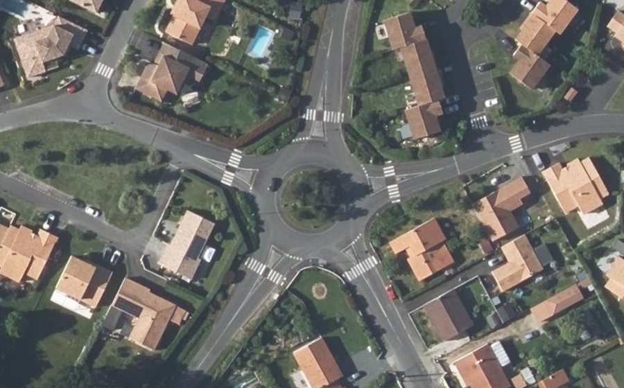 Vue aérienne du Rond-point anonyme n°202738932