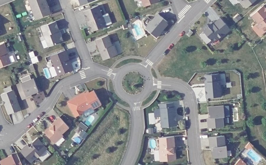 Vue aérienne du Rond-point anonyme n°202984543
