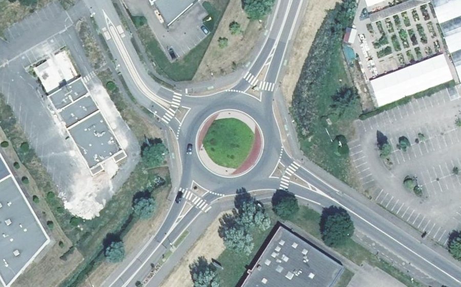 Vue aérienne du Rond-point anonyme n°203054930