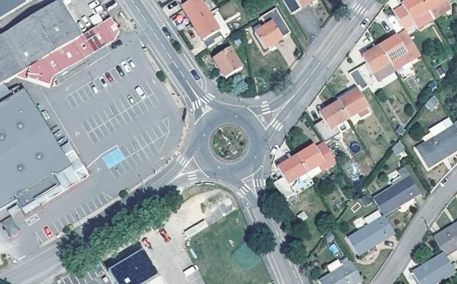 Vue aérienne du Rond-point anonyme n°203054931