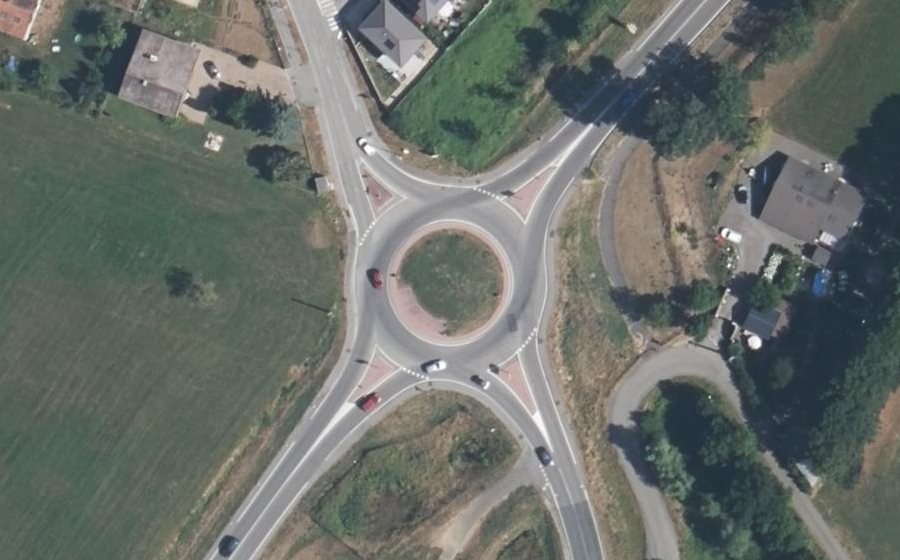 Vue aérienne du Rond-point anonyme n°203137653