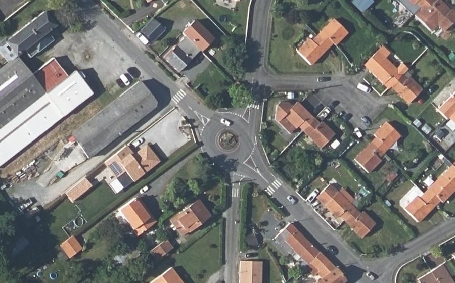 Vue aérienne du Rond-point anonyme n°203148798