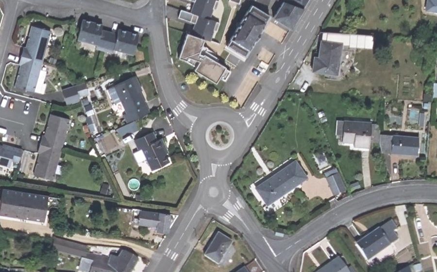 Vue aérienne du Rond-point anonyme n°203168389