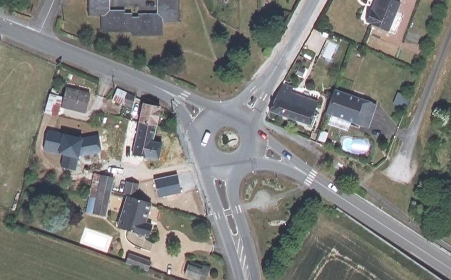 Vue aérienne du Rond-point anonyme n°203168423