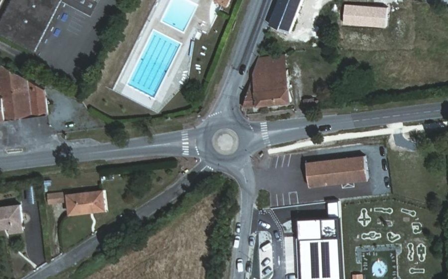 Vue aérienne du Rond-point anonyme n°203342746