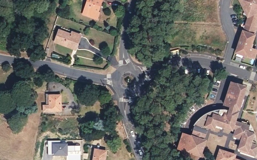Vue aérienne du Rond-point anonyme n°203346452