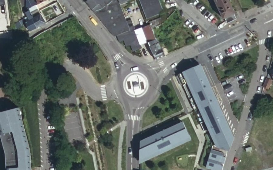 Vue aérienne du Rond-point anonyme n°203351082