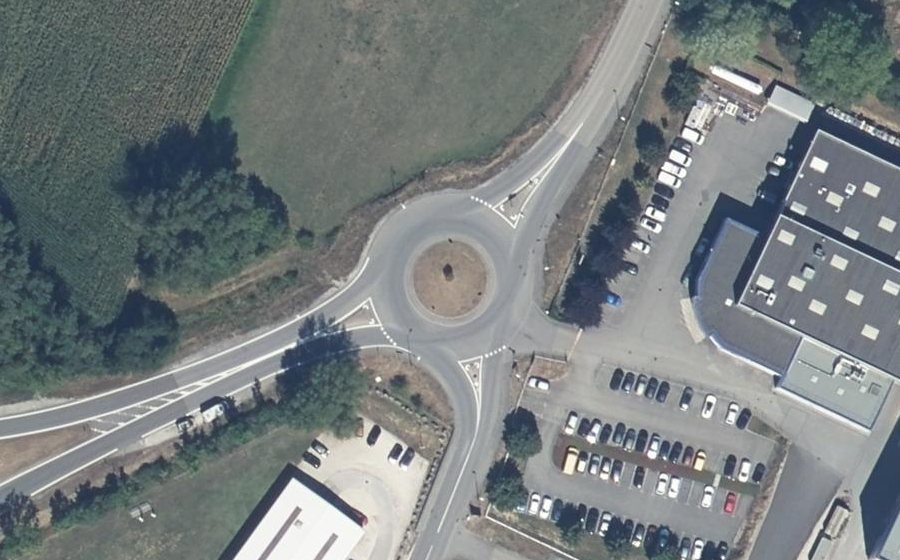 Vue aérienne du Rond-point anonyme n°203425431