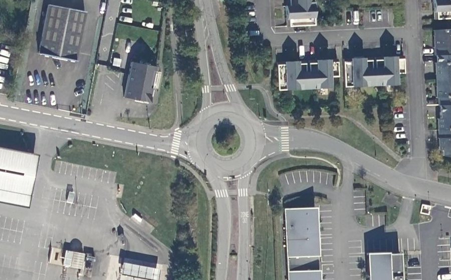 Vue aérienne du Rond-point anonyme n°203475475