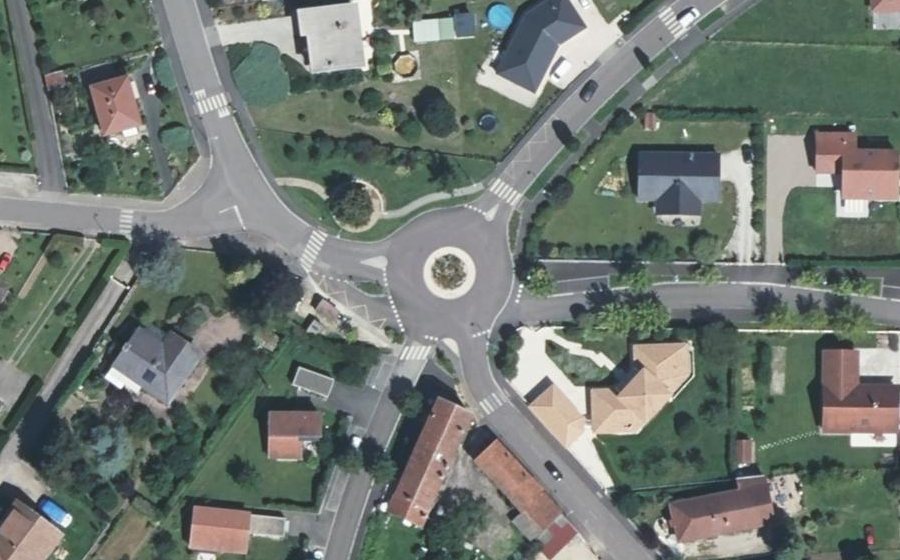 Vue aérienne du Rond-point anonyme n°203481945
