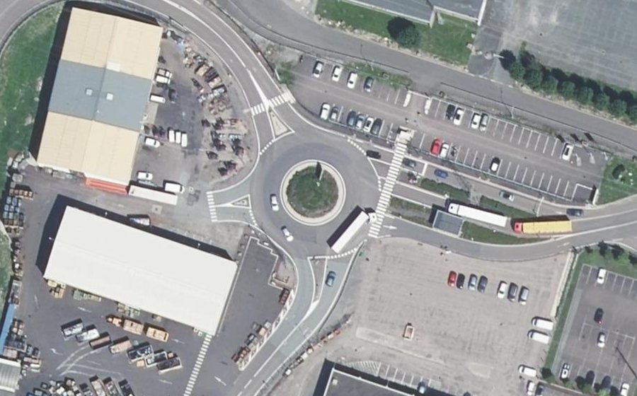Vue aérienne du Rond-point anonyme n°203482503
