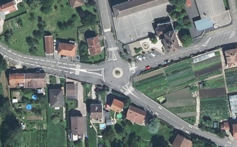 Vue aérienne du Rond-point anonyme n°203493968