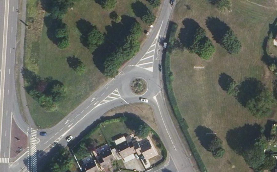 Vue aérienne du Rond-point anonyme n°203583744