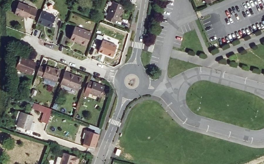 Vue aérienne du Rond-point anonyme n°203615368