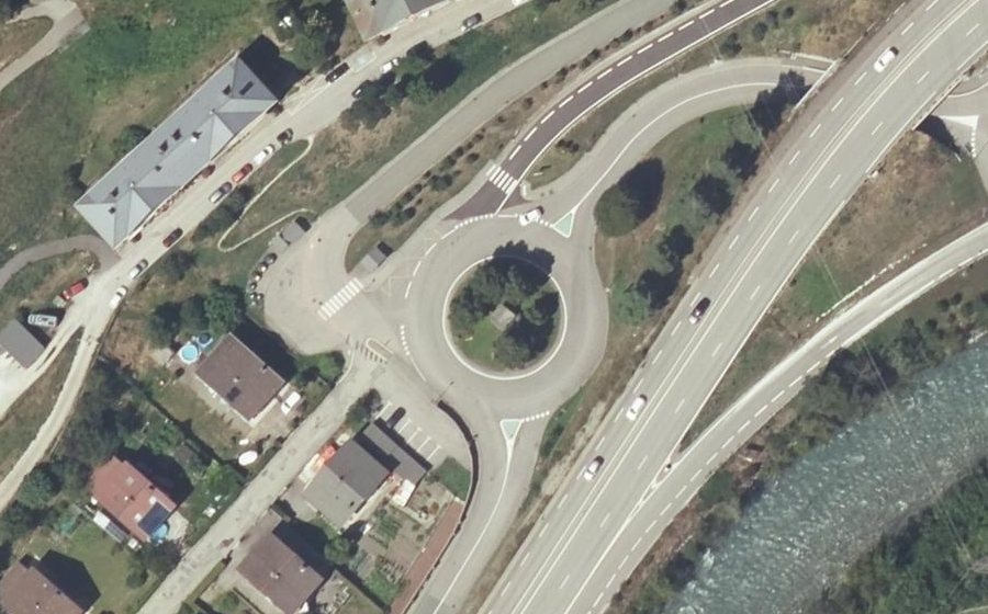 Vue aérienne du Rond-point anonyme n°203631078
