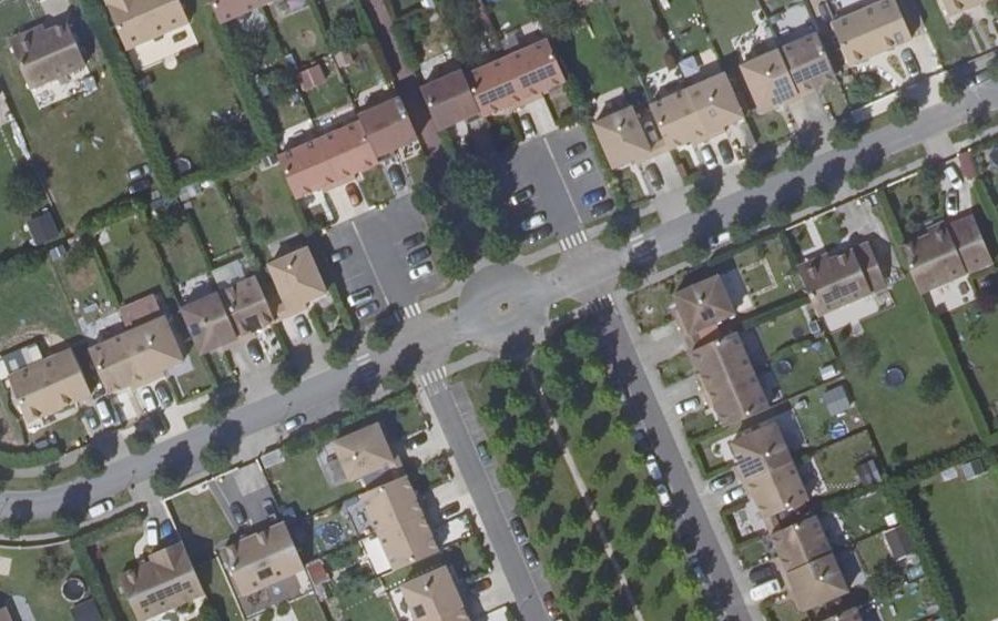 Vue aérienne du Rond-point anonyme n°203633044