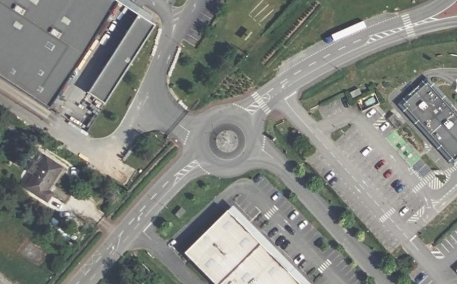 Vue aérienne du Rond-point anonyme n°203633395