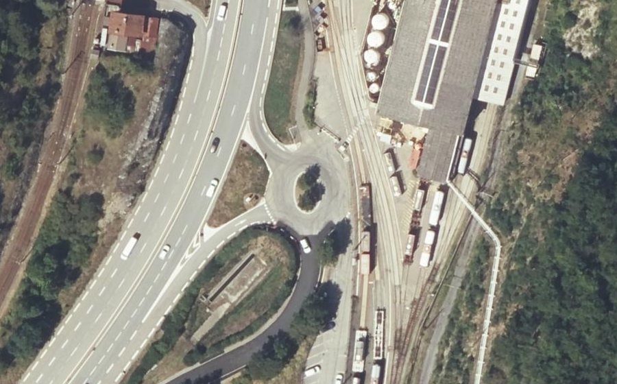 Vue aérienne du Rond-point anonyme n°203636875