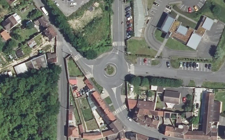 Vue aérienne du Rond-point anonyme n°203657798