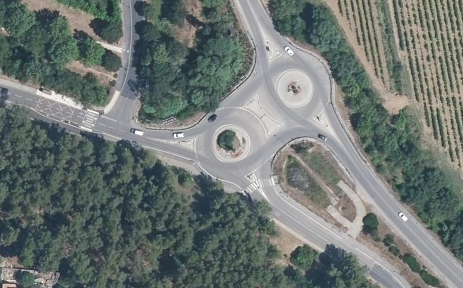 Vue aérienne du Rond-point anonyme n°203677015