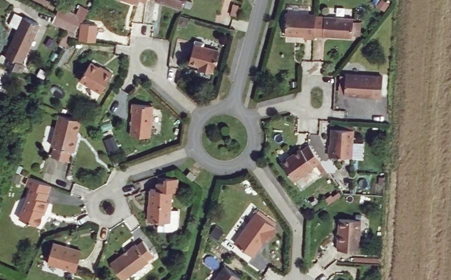Vue aérienne du Rond-point anonyme n°203754036