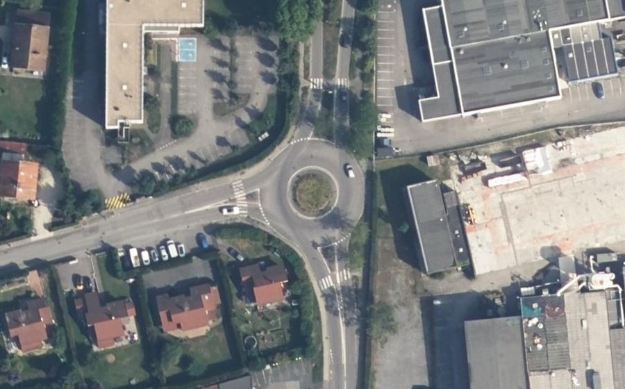 Vue aérienne du Rond-point anonyme n°203790764