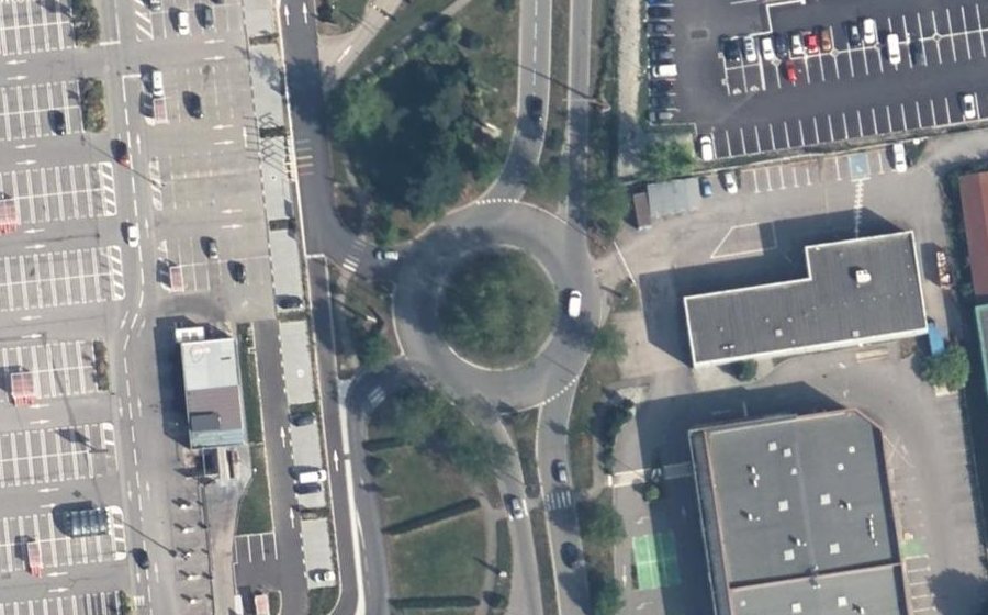 Vue aérienne du Rond-point anonyme n°203790768