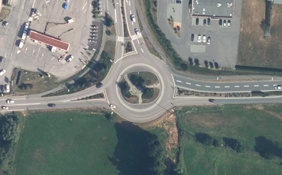 Vue aérienne du Rond-point anonyme n°203796545