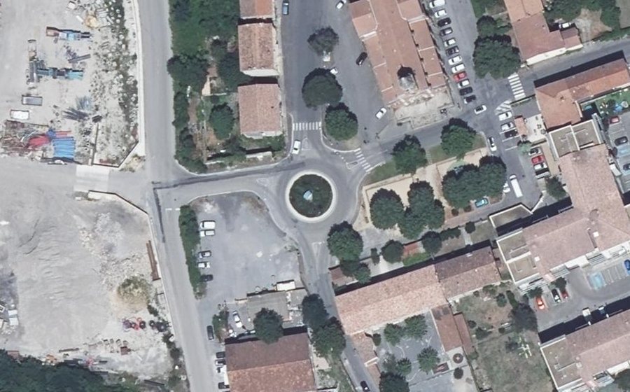 Vue aérienne du Rond-point anonyme n°203796720