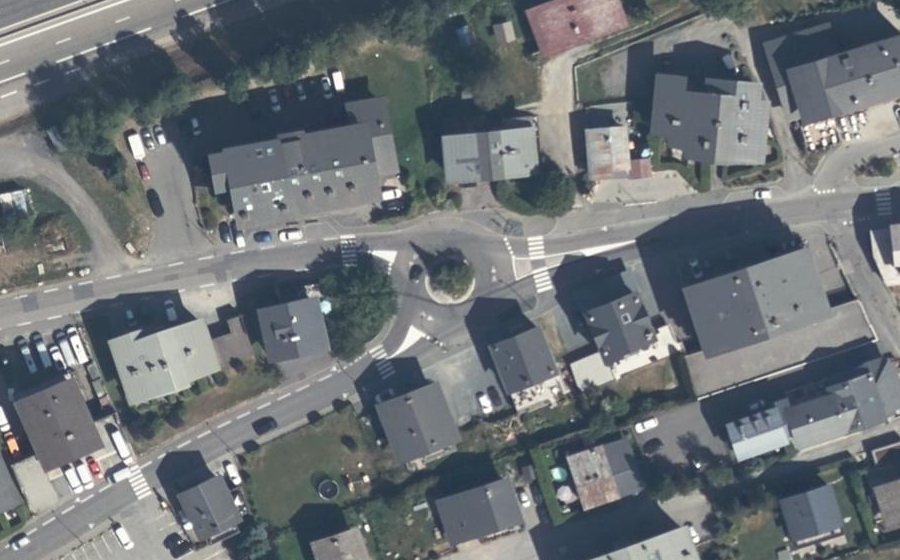 Vue aérienne du Rond-point anonyme n°203798451