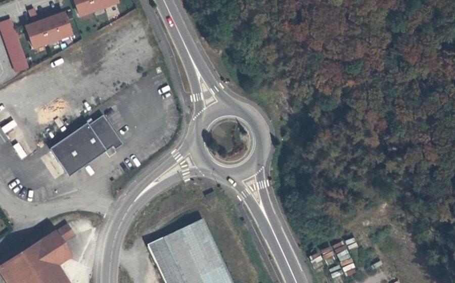 Vue aérienne du Rond-point anonyme n°203804189