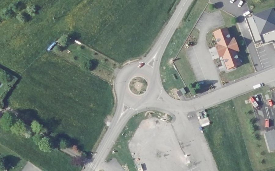 Vue aérienne du Rond-point anonyme n°203847139