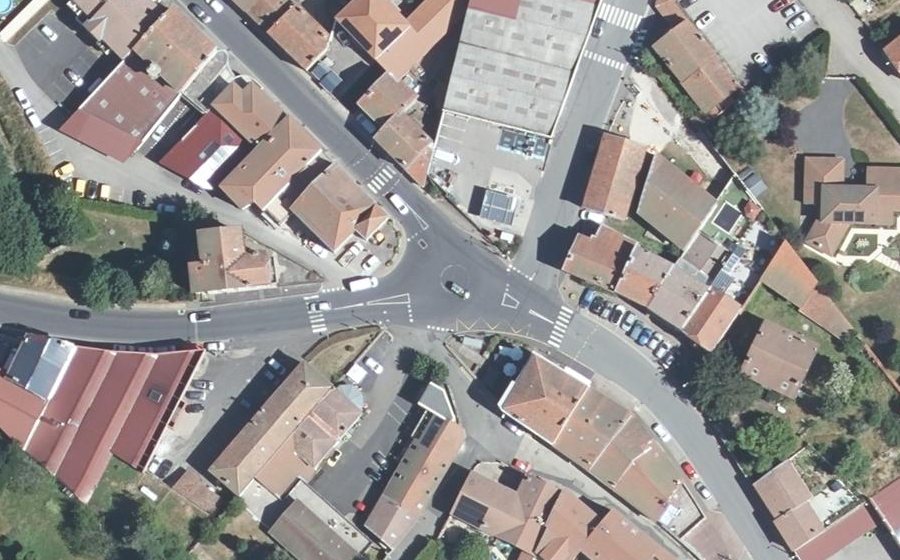 Vue aérienne du Rond-point anonyme n°203896271