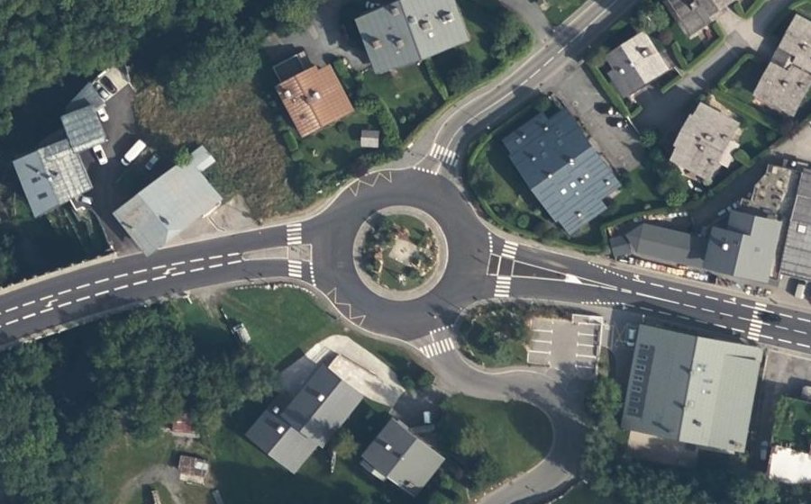 Vue aérienne du Rond-point anonyme n°203896873