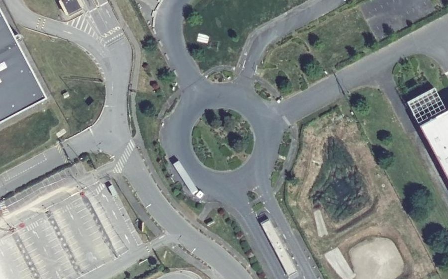 Vue aérienne du Rond-point anonyme n°203971808