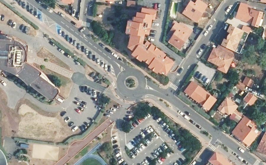 Vue aérienne du Rond-point anonyme n°203975488