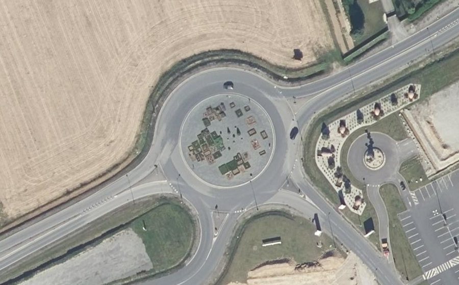 Vue aérienne du Rond-point anonyme n°203986014