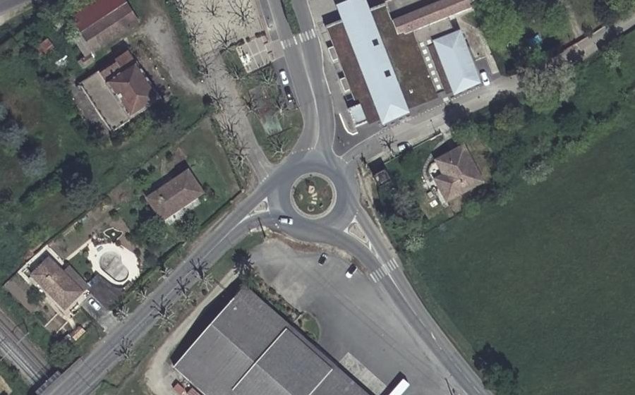 Vue aérienne du Rond-point anonyme n°204054643