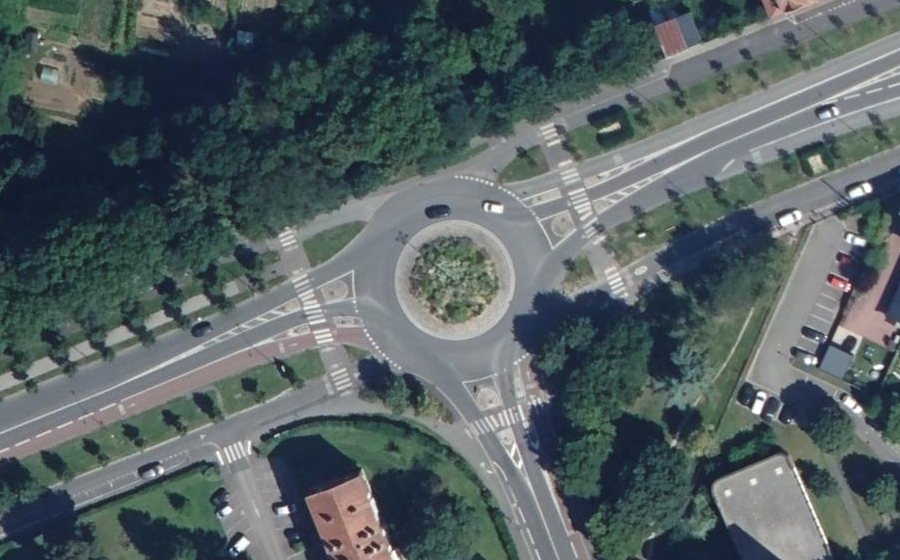 Vue aérienne du Rond-point anonyme n°204133381