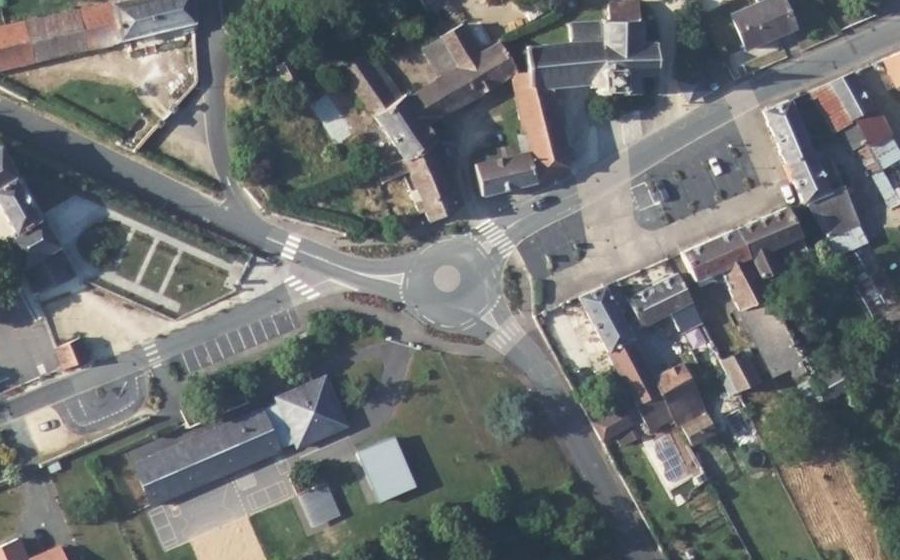 Vue aérienne du Rond-point anonyme n°204137340