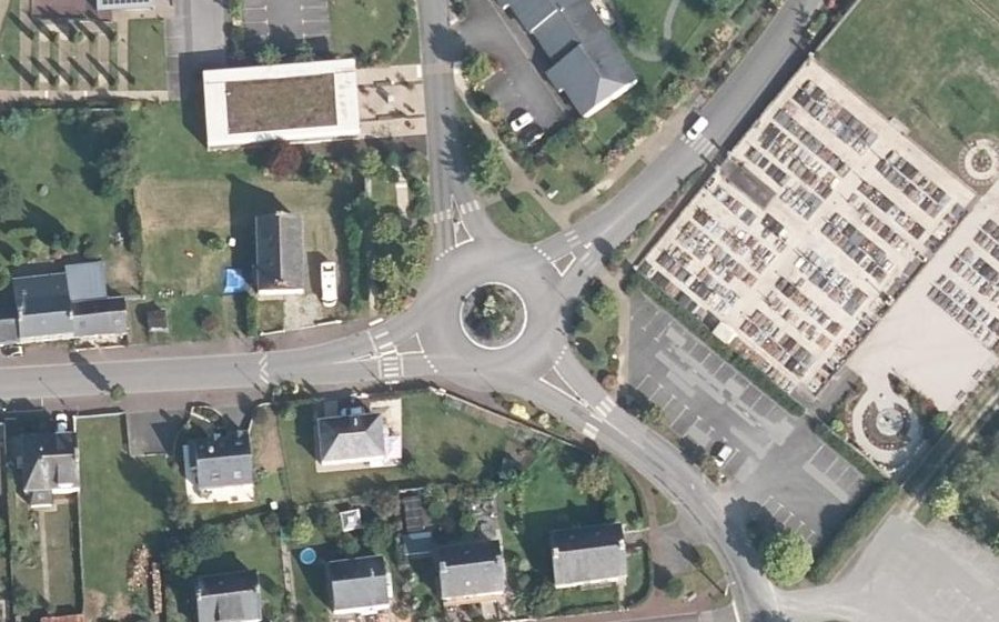 Vue aérienne du Rond-point anonyme n°204164726