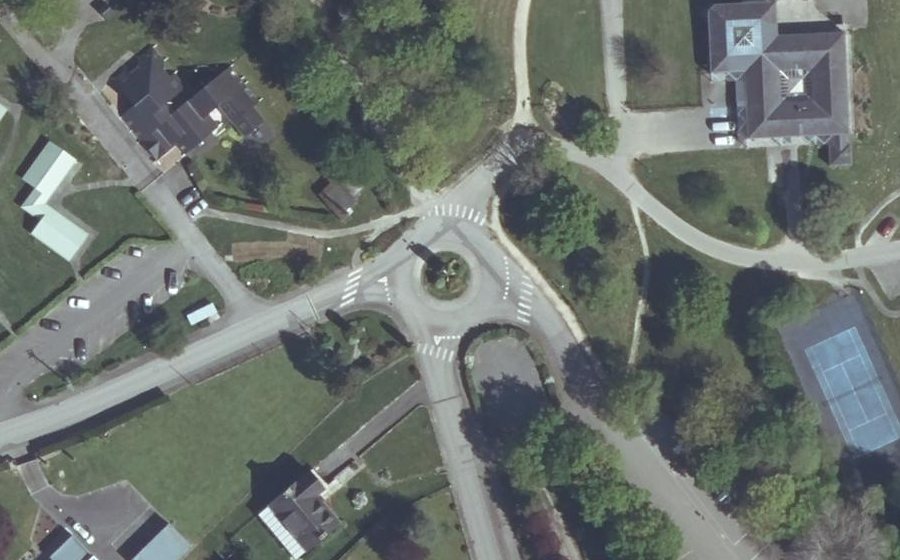Vue aérienne du Rond-point anonyme n°204164729