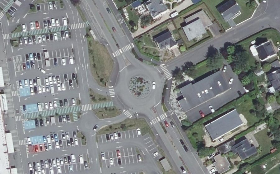 Vue aérienne du Rond-point anonyme n°204215328