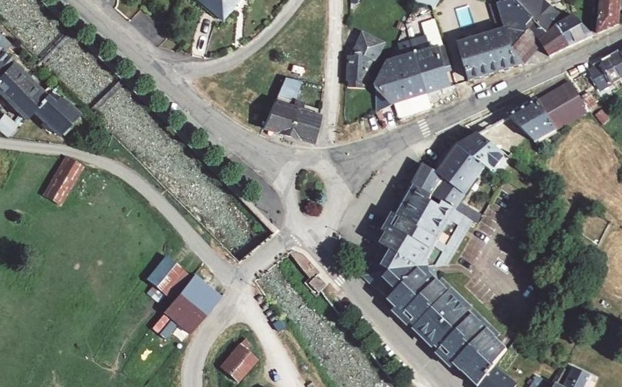 Vue aérienne du Rond-point anonyme n°204261606