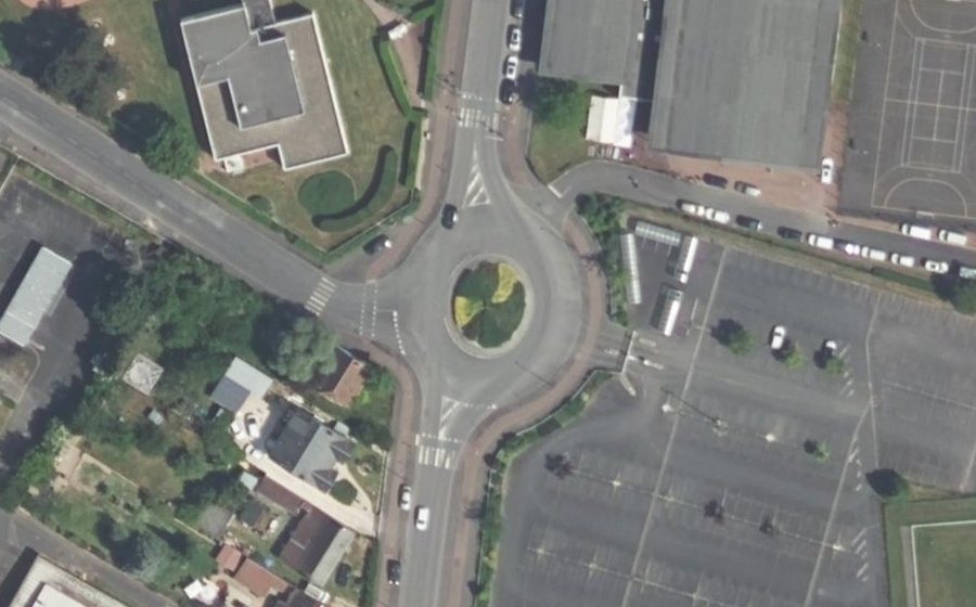 Vue aérienne du Rond-point anonyme n°204304286