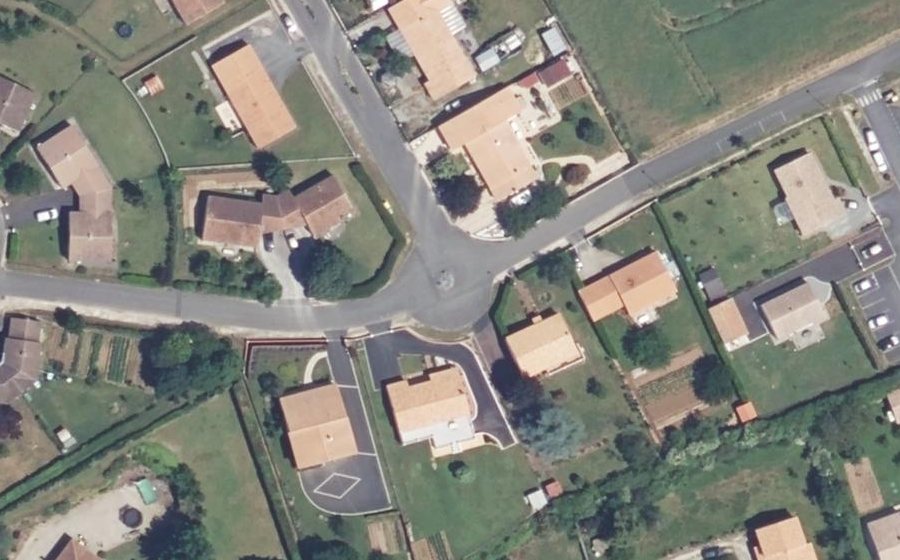 Vue aérienne du Rond-point anonyme n°204318351