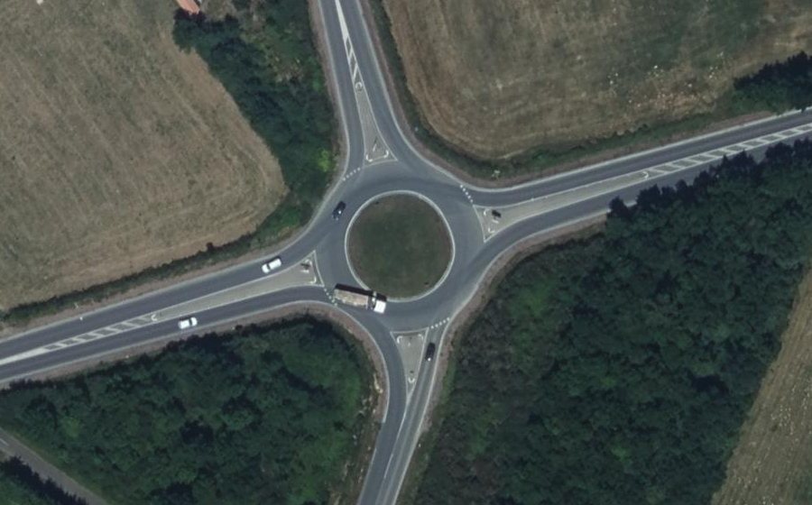Vue aérienne du Rond-point anonyme n°204323640