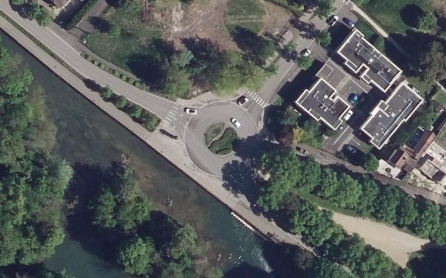 Vue aérienne du Rond-point anonyme n°204366424