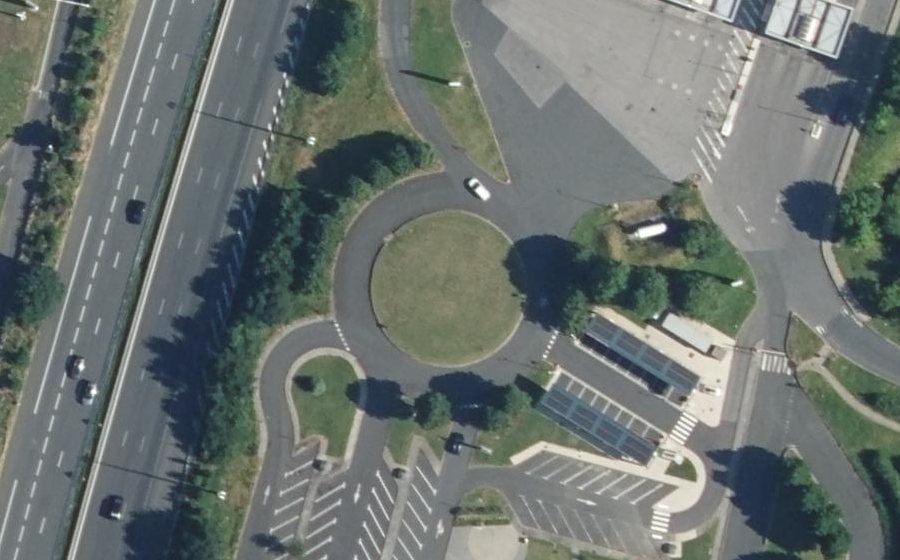 Vue aérienne du Rond-point anonyme n°204399559